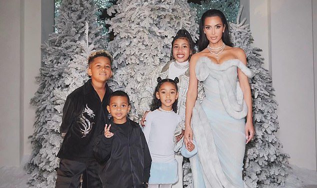 Kim Kardashian ‘plaća šest znamenki da joj pijanist Kanyea Westa probudi djecu na Božić’