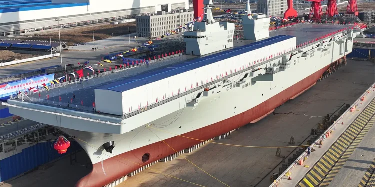 Kina je predstavila najveći amfibijski ratni brod na svijetu