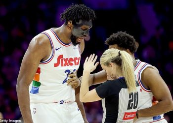 Kontroverzna 7ft NBA zvijezda Joel Embiid u trenutku šoka vrišti na sutkinju prije nego što je isključen