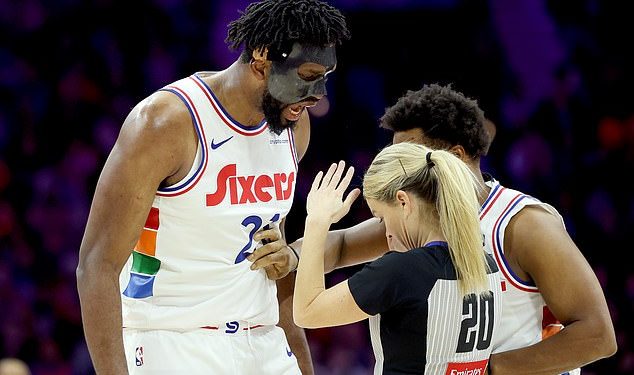 Kontroverzna 7ft NBA zvijezda Joel Embiid u trenutku šoka vrišti na sutkinju prije nego što je isključen