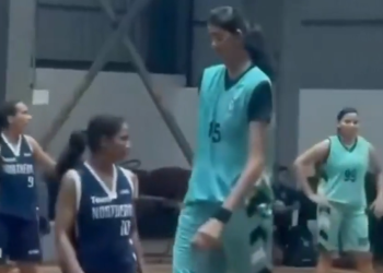 Košarkaški, indijski div dominira svojim protivnicima