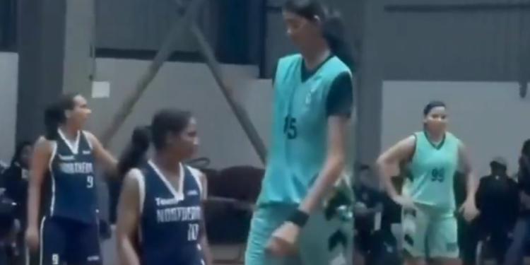 Košarkaški, indijski div dominira svojim protivnicima