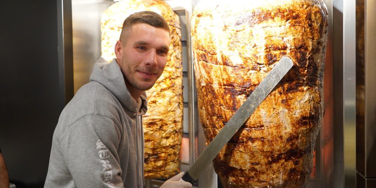 LEGENDARNI NOGOMETAŠ ‘Igrao sam za Arsenal i Njemačku, a danas sam kralj kebaba i zarađujem milijune’ | NACIONAL.HR