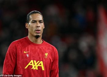Liverpool ‘nudi Virgilu van Dijku novi ugovor i očekuje se da će uskoro slijediti taj primjer s Mo Salahom’ s ključnim dvojcem koji ističe ugovore na kraju sezone