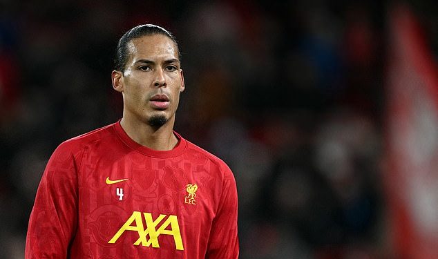 Liverpool ‘nudi Virgilu van Dijku novi ugovor i očekuje se da će uskoro slijediti taj primjer s Mo Salahom’ s ključnim dvojcem koji ističe ugovore na kraju sezone