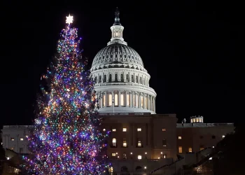 Ljuljanje oko kongresnog božićnog drvca: Zastupnici usvojili zakon za sprječavanje zatvaranja vlade
