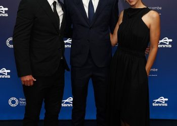 Lleyton i Bec Hewitt svaki su centimetar ponosni roditelji dok poziraju sa sinom Cruzom (16) na Newcombe medalji 2024. u Melbourneu