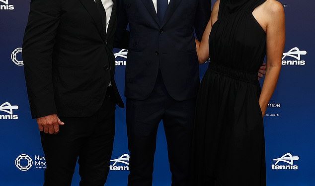 Lleyton i Bec Hewitt svaki su centimetar ponosni roditelji dok poziraju sa sinom Cruzom (16) na Newcombe medalji 2024. u Melbourneu