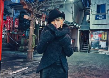 Madonna (66) pokazuje zategnuto lice dok obilježava Božić s dečkom Akeemom Morrisom (28) i svojom djecom u Japanu