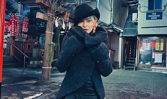 Madonna (66) pokazuje zategnuto lice dok obilježava Božić s dečkom Akeemom Morrisom (28) i svojom djecom u Japanu