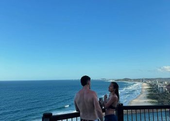 Mary Fowler piše poruku od dvije riječi Nathanu Clearyju dok NRL as dijeli snimke njih dvojice kako ‘pune baterije’ tijekom oporavka u Burleighu