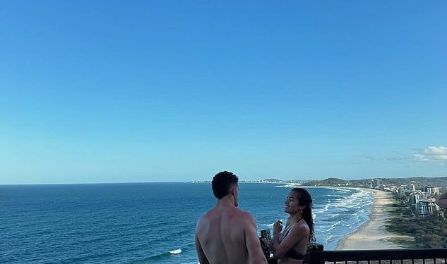 Mary Fowler piše poruku od dvije riječi Nathanu Clearyju dok NRL as dijeli snimke njih dvojice kako ‘pune baterije’ tijekom oporavka u Burleighu