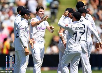 Matt Potts nadahnjuje Englesku na borbu prvog dana dok Novi Zeland trpi poslijepodnevni kolaps da bi završio na 315-9 – s Benom Stokesom koji daje svojoj momčadi ohrabrujući poticaj za kondiciju