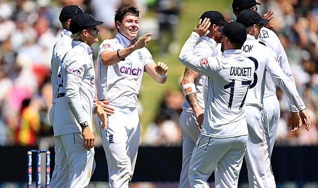 Matt Potts nadahnjuje Englesku na borbu prvog dana dok Novi Zeland trpi poslijepodnevni kolaps da bi završio na 315-9 – s Benom Stokesom koji daje svojoj momčadi ohrabrujući poticaj za kondiciju