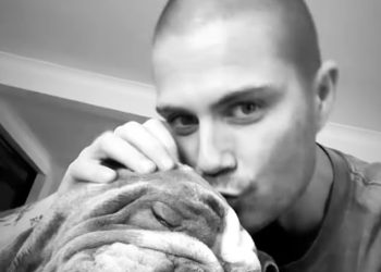 Max George mazi se uz voljenog pitbulla Alberta dok se ponovno okupljaju za Božić nakon što je pjevač The Wanted konačno otpušten iz bolnice nakon hitne operacije srca