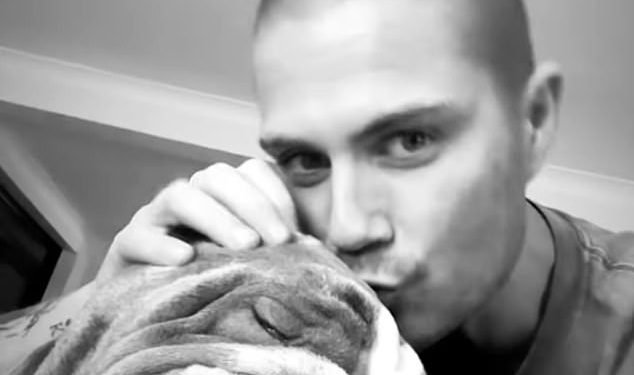 Max George mazi se uz voljenog pitbulla Alberta dok se ponovno okupljaju za Božić nakon što je pjevač The Wanted konačno otpušten iz bolnice nakon hitne operacije srca