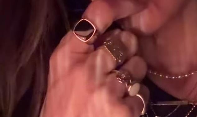 Myleene Klass daje zaručniku Simonu Motsonu prsten u kojem se nalazi njezino majčino mlijeko kao bizaran božićni dar