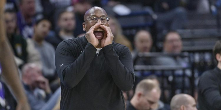 NBA: Sacramento, Brown plaća za sve. Foxova budućnost iza ovog poteza?