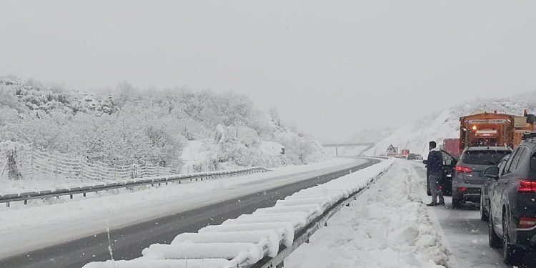 NENORMALNA KOLONA IZMEĐU ŠESTANOVCA I RAVČE Snijeg radi probleme, vozači na rubu živaca