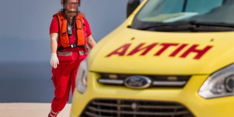 NESREĆA NA BRAČU Auto izletio s ceste. Jedna osoba prevezena u KBC Split