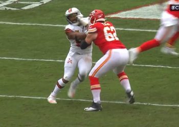 NFL zvijezda Myles Garrett strgnula je kacigu s glave u agoniji nakon zastrašujuće ozljede glave