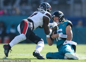 NFL zvijezda Trevor Lawrence prekida šutnju kako bi dao novosti o zdravstvenom stanju nakon što ga je veliki udarac ostavio nepomičan na terenu