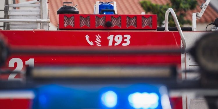 NIZ INTERVENCIJA Kod KBC-a Firule pala grana na automobil, planuo kemijski WC u Vukovarskoj