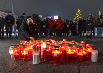 NOĆNI MARŠ U Osijeku paljenjem lampiona iskazana solidarnost sa žrtvama u OŠ Prečko | NACIONAL.HR