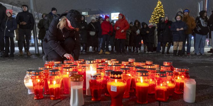 NOĆNI MARŠ U Osijeku paljenjem lampiona iskazana solidarnost sa žrtvama u OŠ Prečko | NACIONAL.HR