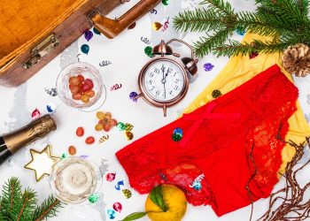 NOVOGODIŠNJI OBIČAJI Sve za sreću: jedni bacaju namještaj kroz prozor, drugi jedu grožđe, treći nose točkice! | NACIONAL.HR