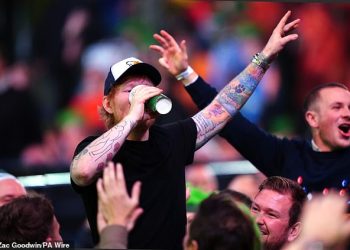Na piva za širenje božićnog veselja! Hit pjevač Ed Sheeran uključio se u zabavu Ally Pally tako što je popio SIX PINTS nakon što ga je natjerala pijana publika u Londonu