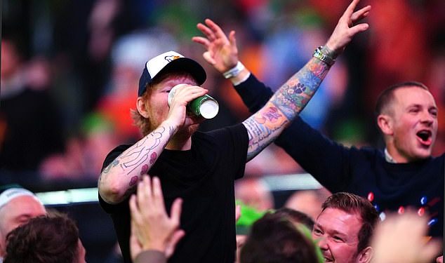 Na piva za širenje božićnog veselja! Hit pjevač Ed Sheeran uključio se u zabavu Ally Pally tako što je popio SIX PINTS nakon što ga je natjerala pijana publika u Londonu