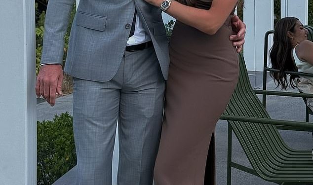 Nadia Bartel šepuri se svojim dekolteom u drskoj smeđoj haljini tijekom ‘vruće minute’ u Sydneyu s partnerom Peterom Dugmoreom