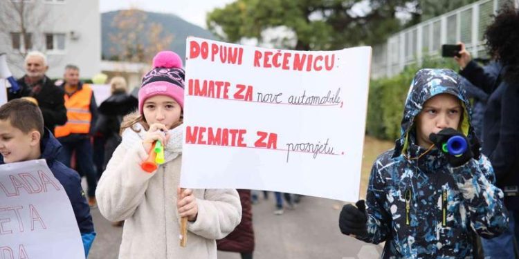 Najmasovniji prosvjedi prosvjetara u Mostaru: Mi smo spremni štrajkati, ako oni nisu spremni sjedati