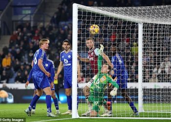 Navijači se ljute jer je West Ham izjednačio kontroverzno isključen samo nekoliko sekundi prije nego što je Leicester udvostručio svoje vodstvo u prvoj utakmici Ruuda van Nistelrooya