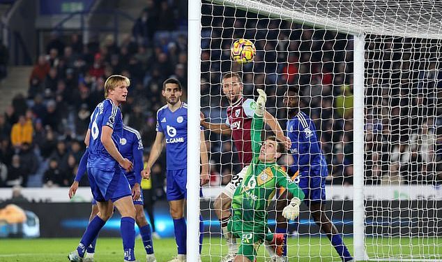 Navijači se ljute jer je West Ham izjednačio kontroverzno isključen samo nekoliko sekundi prije nego što je Leicester udvostručio svoje vodstvo u prvoj utakmici Ruuda van Nistelrooya