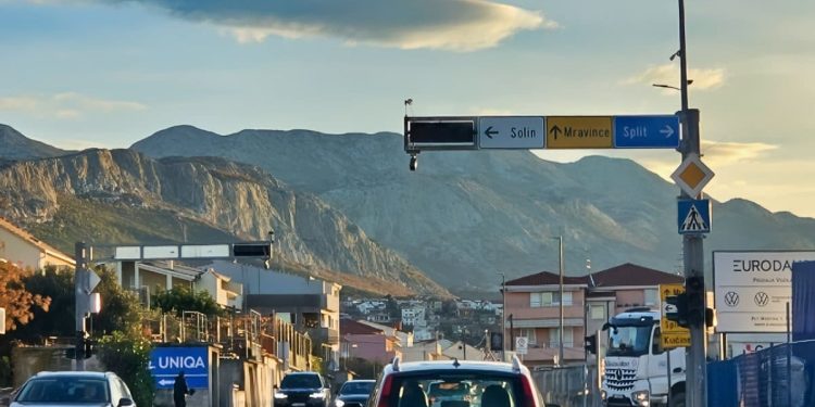 Ne radi semafor na jednoj od važnijih prometnica u Solinu. Stvaraju se gužve