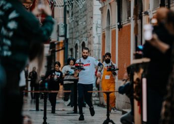 Nemojte propustiti tradicionalnu Božićnu utrku konobara