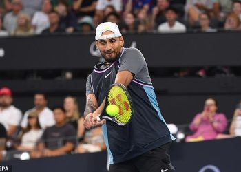 Nick Kyrgios plaši navijače nakon povratka ozljede dok australska teniska senzacija doživljava poraz u prvom kolu Brisbane Invitationala