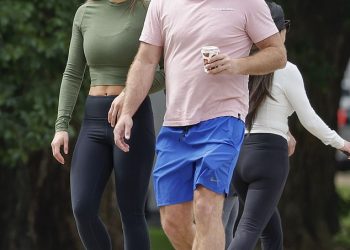 Nogavi velikan Campbell Brown primijećen je s tajanstvenom ženom nakon što ga se povezivalo s kćeri legende kriketa nakon što se razveo od svoje žene