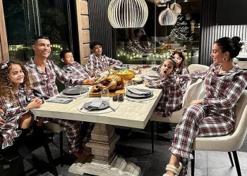 Nogometaši na Božić! Zvijezde uživaju u proslavama s WAGs i djecom kao što su Cristiano Ronaldo, Lionel Messi i Bernardo Silva poziraju u tišini prije oluje uoči utakmica Boxing Daya