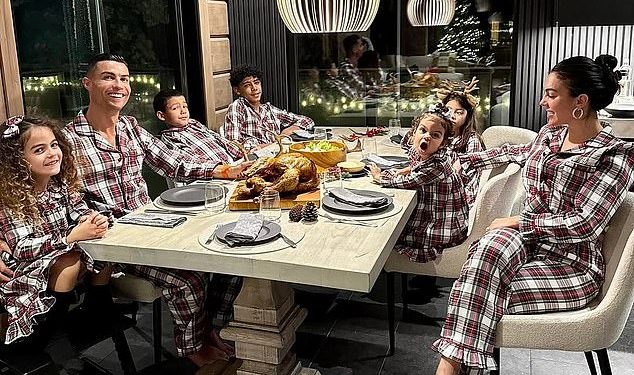 Nogometaši na Božić! Zvijezde uživaju u proslavama s WAGs i djecom kao što su Cristiano Ronaldo, Lionel Messi i Bernardo Silva poziraju u tišini prije oluje uoči utakmica Boxing Daya