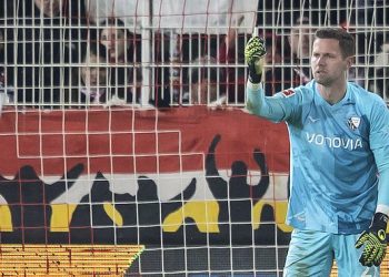 Nogometna utakmica u Njemačkoj prekinuta je nakon što je vratara udario upaljač i odvezen u bolnicu – prije nastavka igre s obje momčadi koje odbijaju pokušati postići gol