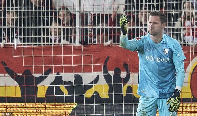 Nogometna utakmica u Njemačkoj prekinuta je nakon što je vratara udario upaljač i odvezen u bolnicu – prije nastavka igre s obje momčadi koje odbijaju pokušati postići gol