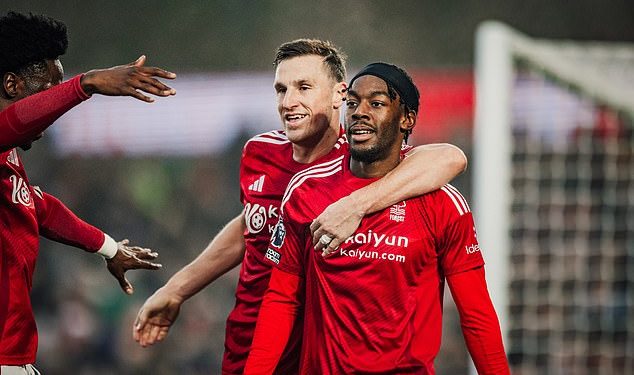 Nottingham Forest 1-0 Tottenham: Anthony Elanga postiže jedini gol na utakmici prije kasnog crvenog kartona Djeda Spencea dok visokoleteći Redsi zadaju više jada strani Angea Postecogloua