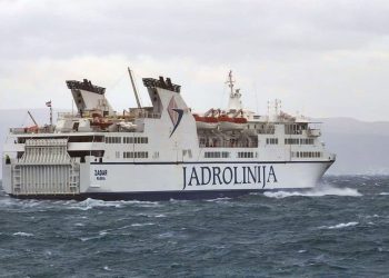 OPET PROBLEMI KOD SPLITSKE LUKE Trajekt Zadar pokvario se nedugo nakon polaska iz Splita. Evo što će biti s putnicima za Stari Grad