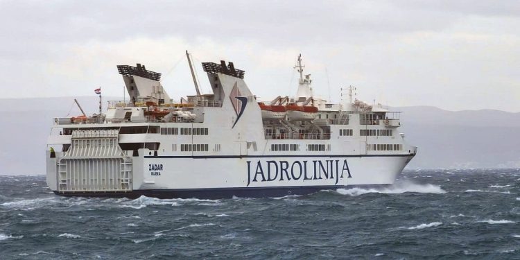OPET PROBLEMI KOD SPLITSKE LUKE Trajekt Zadar pokvario se nedugo nakon polaska iz Splita. Evo što će biti s putnicima za Stari Grad
