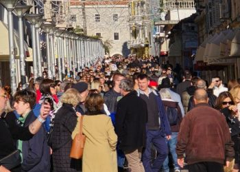 OVAKO IZGLEDA CENTAR GRADA NA SILVESTROVO Pogledajte tko je sve odlučio posljednji dan 2024. provesti u centru Splita