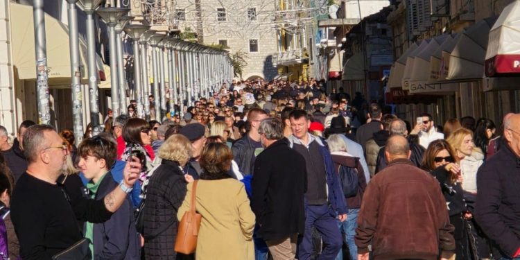 OVAKO IZGLEDA CENTAR GRADA NA SILVESTROVO Pogledajte tko je sve odlučio posljednji dan 2024. provesti u centru Splita