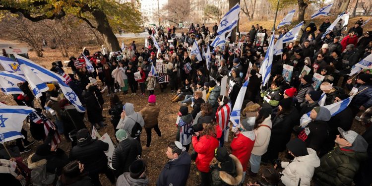 Obitelji izraelskih talaca održavaju skup u Central Parku, pozivaju Bidena i Trumpa da dovedu voljene kući